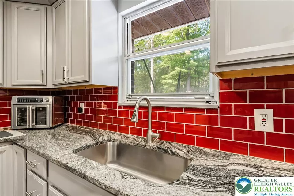 Kitchen - 2220 Paper Ln, East Stroudsburg, PA 18302 photo 4 of 5