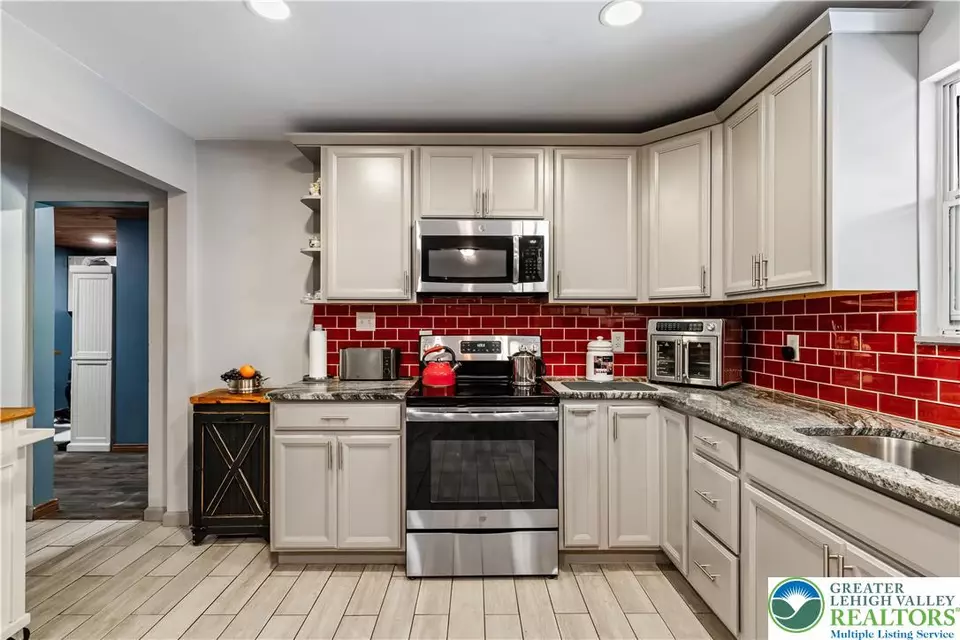 Kitchen - 2220 Paper Ln, East Stroudsburg, PA 18302 photo 2 of 5