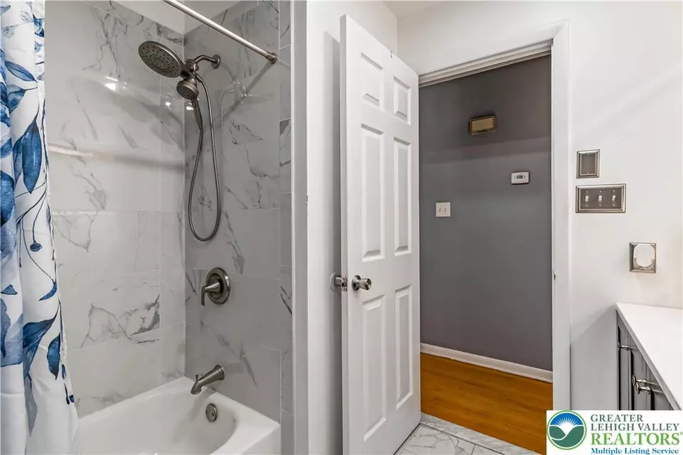 Bath - 2220 Paper Ln, East Stroudsburg, PA 18302 photo 4 of 5
