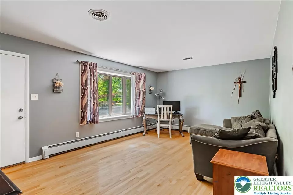Living - 2220 Paper Ln, East Stroudsburg, PA 18302 photo 2 of 5