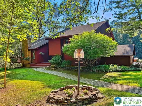 199 Shadow Ridge Dr, Brodheadsville, PA 18322