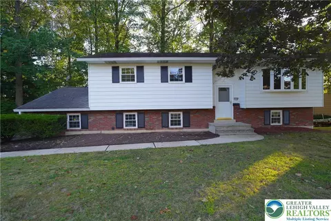 1125 Shadow Oaks Ln, Slatington, PA 18080