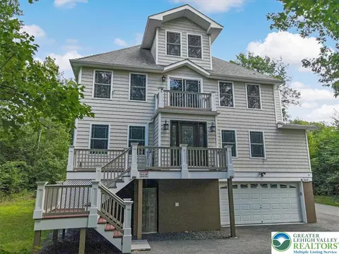 10 W Clarkes Ln, Jim Thorpe, PA 18229