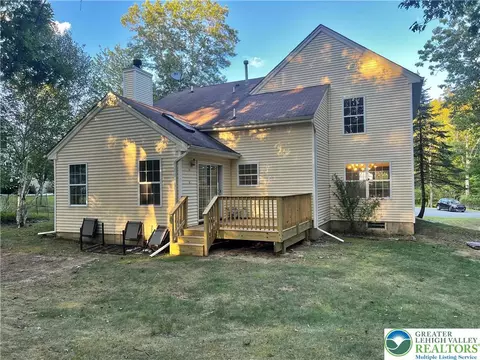 2146 Bedford Dr, Saw Creek, PA 18324