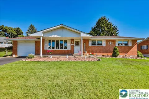 3016 Coplay Ln, Hokendauqua, PA 18052