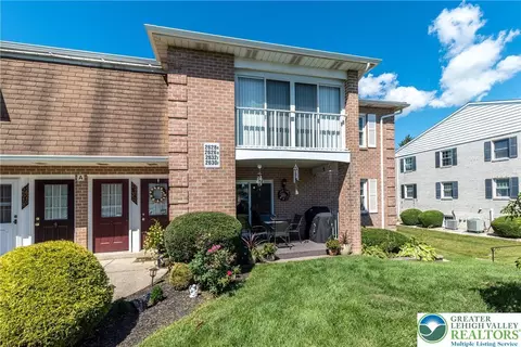 2630 Rolling Green Dr, Macungie, PA 18062