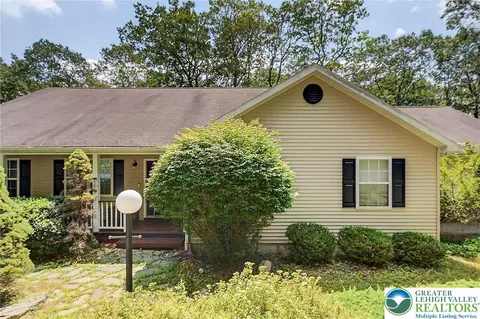 3246 Mountain View Dr, Tannersville, PA 18372