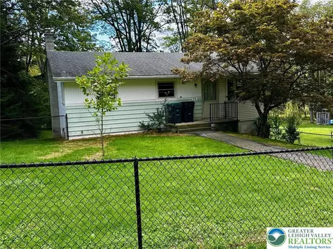 93 Center Ave, Mount Pocono, PA 18344