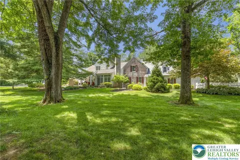 1676 Fieldview Ln, Bethlehem, PA 18015