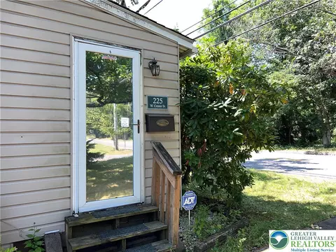 225 W Center St, Wind Gap, PA 18091