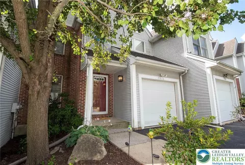 7916 Cross Creek Cir, Breinigsville, PA 18031