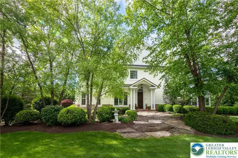 1908 Carriage Knoll Dr, Bethlehem, PA 18015