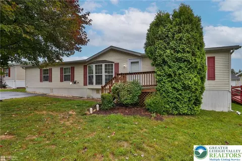 4231 Independence Ln, Walnutport, PA 18088