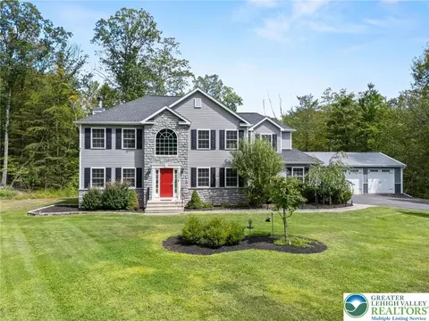 1879 Valley View Dr, Bangor, PA 18013