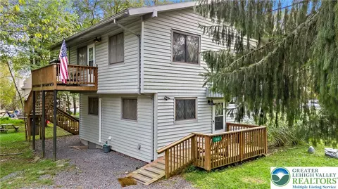 1030 Wyoming Dr, Pocono Lake, PA 18347