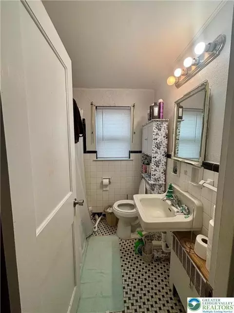 Bath - 1145 Gregg Ave, Reading, PA 19607 photo 1 of 1