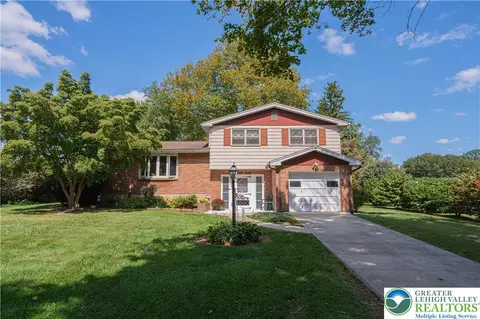1560 Chaucer Ln, Bethlehem, PA 18017