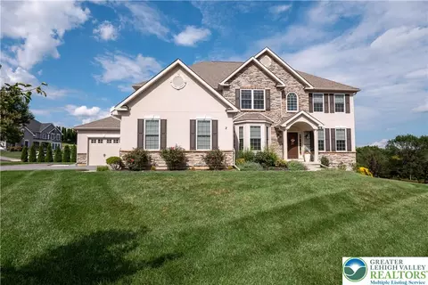 2 Creek View Ct, Palmer Township, PA 18045