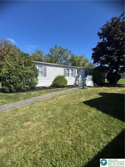 77 Juniper Ct, Bath, PA 18014 photo 2