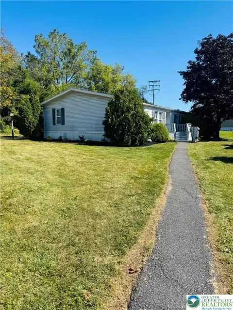 77 Juniper Ct, Bath, PA 18014
