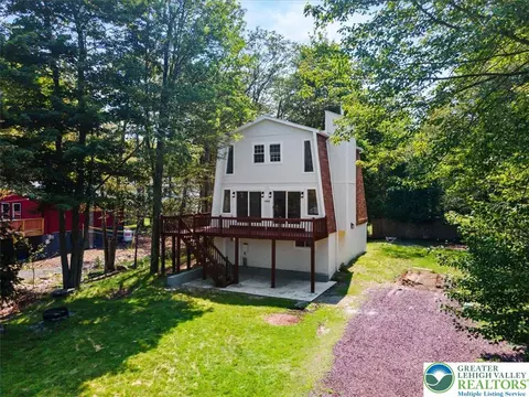 1454 Waterfront Dr, Coolbaugh Twp, PA 18466