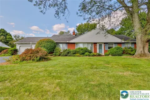3325 Oxford Cir S, Allentown, PA 18104