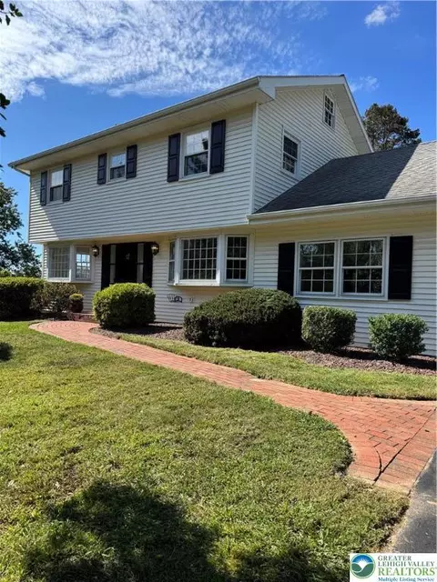 5963 Club House Ln, Wescosville, PA 18106