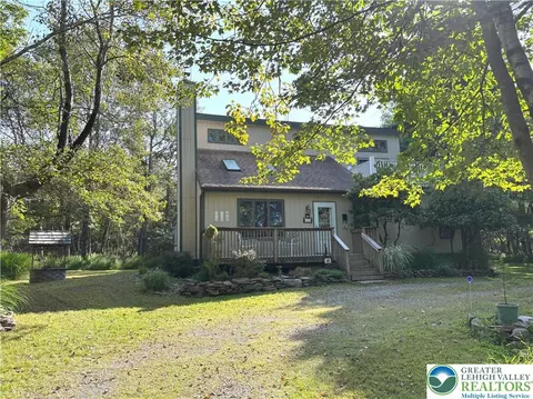 593 Scenic Dr, Albrightsville, PA 18210