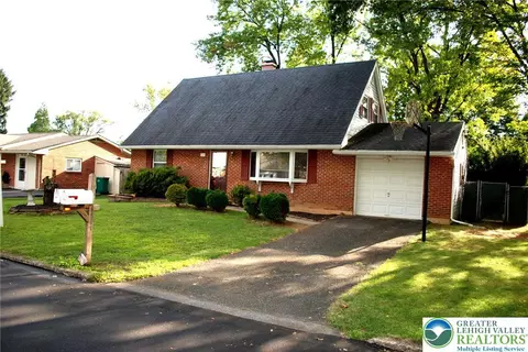 7387 Hillcrest Dr, Macungie, PA 18062
