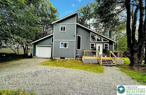 1225 Country-place Dr, Coolbaugh Twp, PA 18466