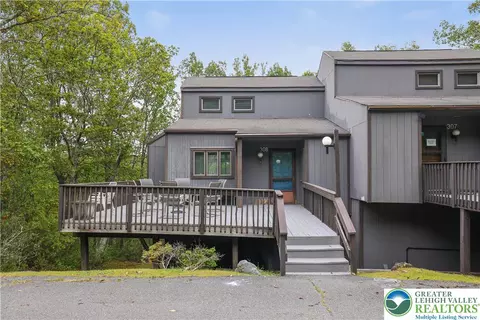 308 Cross Country Ln, Tannersville, PA 18372