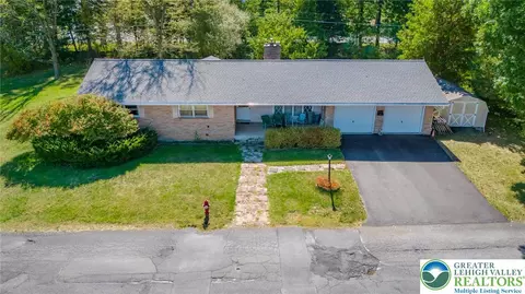 1071 Shadow Oaks Ln, Slatington, PA 18080