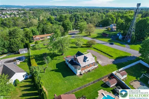 4 Stonecroft Dr, Palmer Township, PA 18045