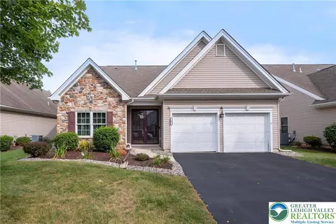 50 Edinburgh Dr, Palmer Township, PA 18045