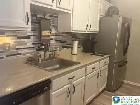 Kitchen - 1982 Willings Ln, Hellertown, PA 18055 photo 2 of 4