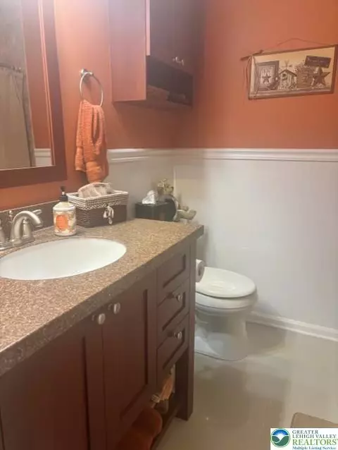 Bath - 1982 Willings Ln, Hellertown, PA 18055 photo 1 of 2