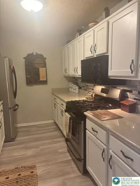 Kitchen - 1982 Willings Ln, Hellertown, PA 18055 photo 4 of 4