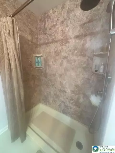 Bath - 1982 Willings Ln, Hellertown, PA 18055 photo 2 of 2