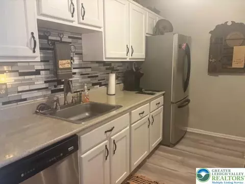 Kitchen - 1982 Willings Ln, Hellertown, PA 18055 photo 3 of 4