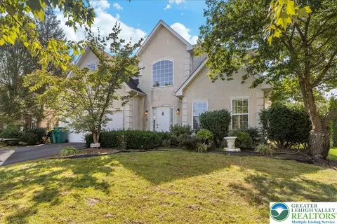 6832 Scenic View Dr, Macungie, PA 18062