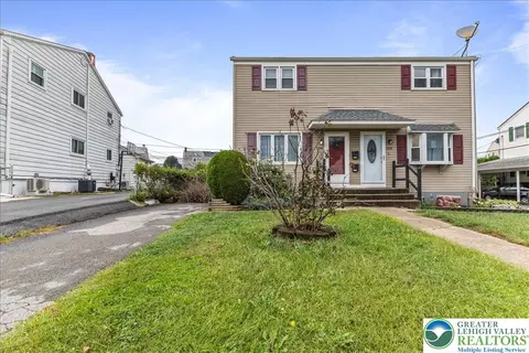 1344 Greenview Dr, Bethlehem, PA 18018
