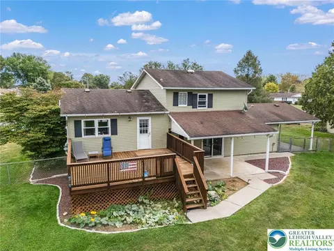 6565 Paupack Ln, Bethlehem, PA 18017 photo 2