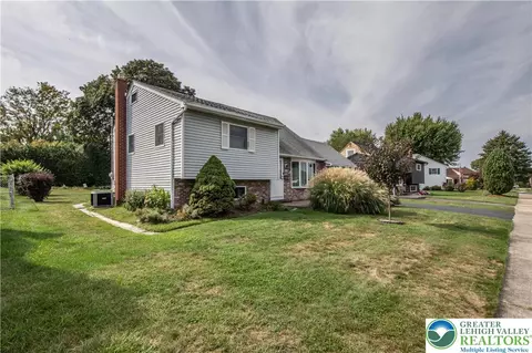 2229 Vista Dr, Bethlehem, PA 18018