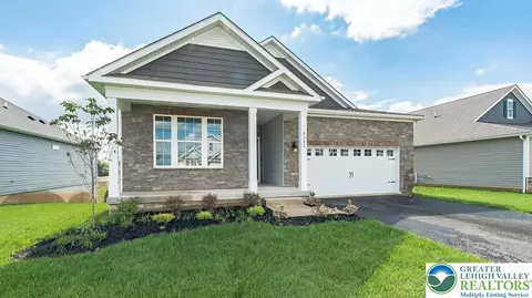 1559 Dresden Dr, Breinigsville, PA 18031