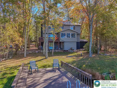 17 E Lake Dr, Clifton Twp, PA 18424