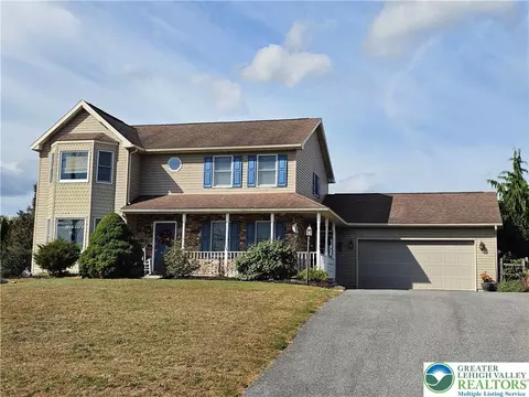 4408 Valley Green Dr, Schnecksville, PA 18078
