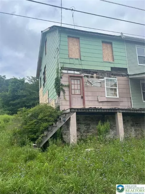17 Main St, New Philadelphia, PA 17959