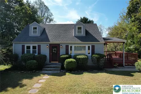 3096 Honeysuckle Rd, Bethlehem, PA 18015