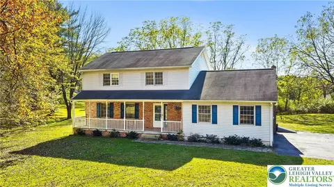 1547 Weir Creek Dr, Brodheadsville, PA 18322