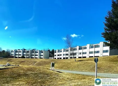 306 Foxfire Dr, Mount Pocono, PA 18344